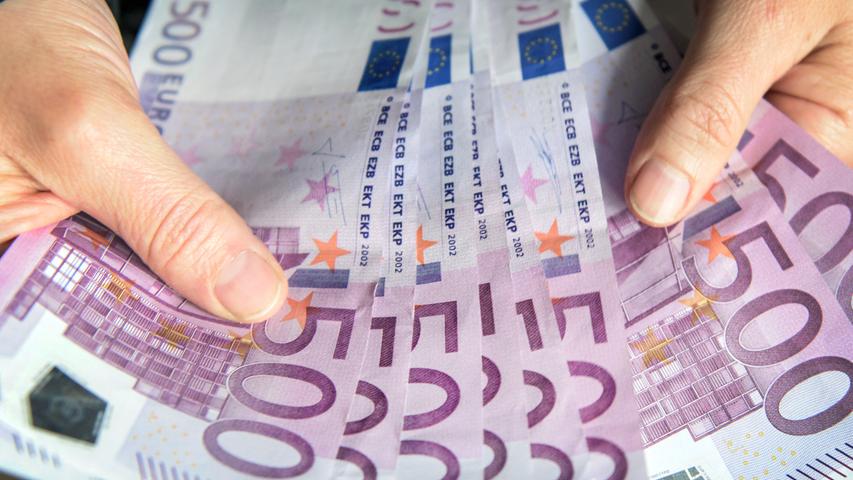 Bereits ab dem 27. April werden keine 500-Euro-Scheine mehr von der Deutschen Bundesbank ausgegeben. Die im Umlauf befindlichen Scheine bleiben gesetzliches Zahlungsmittel und sollen unbegrenzt umtauschbar sein.