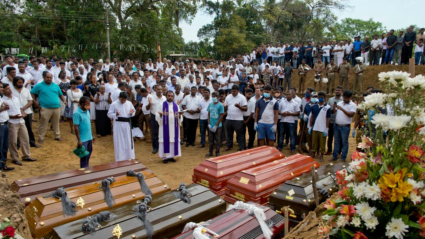 Nach den schweren Anschlägen in Sri Lanka am Ostersonntag steigt die Zahl der Todesopfer weiter an. Noch immer befinden sich etliche Verletzte in einem kritischen Zustand.