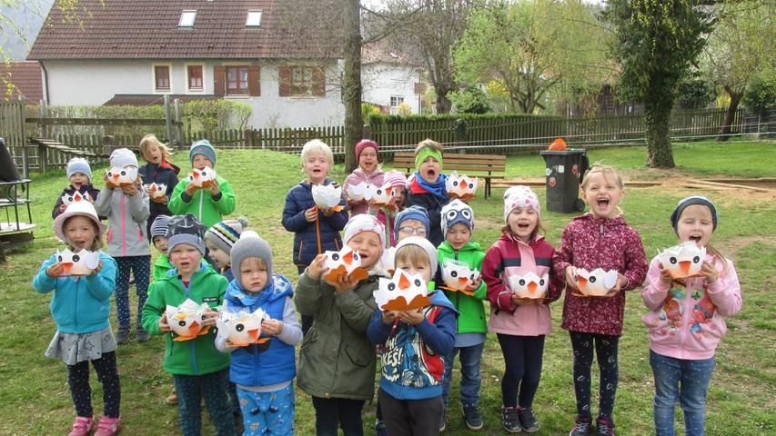 Die Jungen und Mädchen des evangelischen Kindergartens Wettelsheim sind auf Osternestsuche gegangen. Die Füllung des liebevoll gebastelten Osternestes wurde vom Förderverein des evangelischen Kindergartens finanziert. Die Jungen und Mädchen des evangelischen Kindergartens Wettelsheim sind auf Osternestsuche gegangen. Die Füllung des liebevoll gebastelten Osternestes wurde vom Förderverein des evangelischen Kindergartens finanziert.