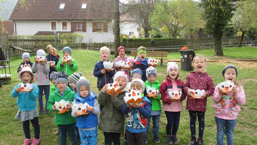 Die Jungen und Mädchen des evangelischen Kindergartens Wettelsheim sind auf Osternestsuche gegangen. Die Füllung des liebevoll gebastelten Osternestes wurde vom Förderverein des evangelischen Kindergartens finanziert.