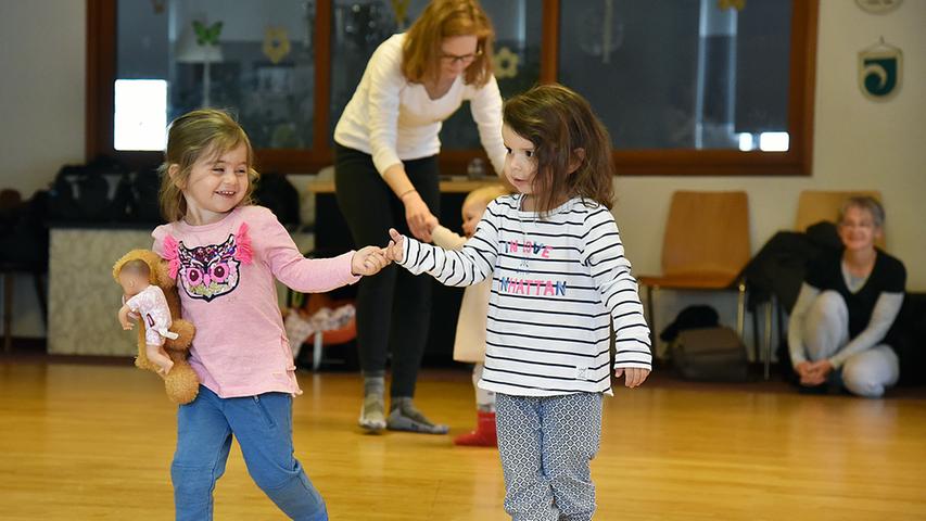 Yasmina Schott kommt ihren Töchtern Noemi (2,5 Jahre) und Leoni (drei Monate) zum Tanzkurs. "Musik und Tanz", sagt sie, "sind toll, um Menschen zu verbinden, sich auszudrücken und spielerisch Körperwahrnehmung, Körperhaltung, Motorik und Sozialverhalten zu schulen."
