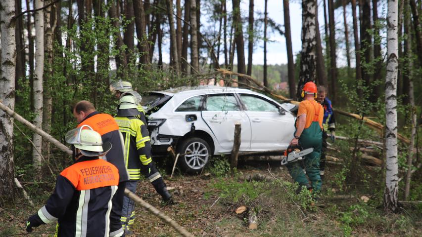 Auto schleudert gegen Baumgruppe: Mann stirbt auf A6