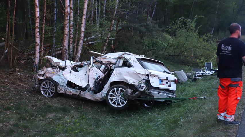 Auto schleudert gegen Baumgruppe: Mann stirbt auf A6