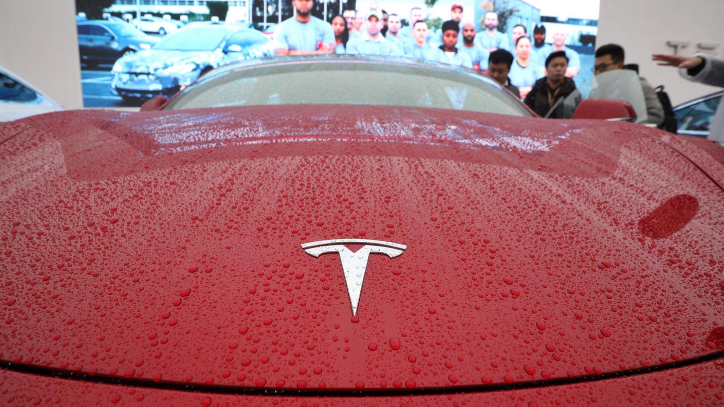 Der Umsatz stieg zwar, doch Elektroauto-Hersteller Tesla schreibt hohe Verluste.
