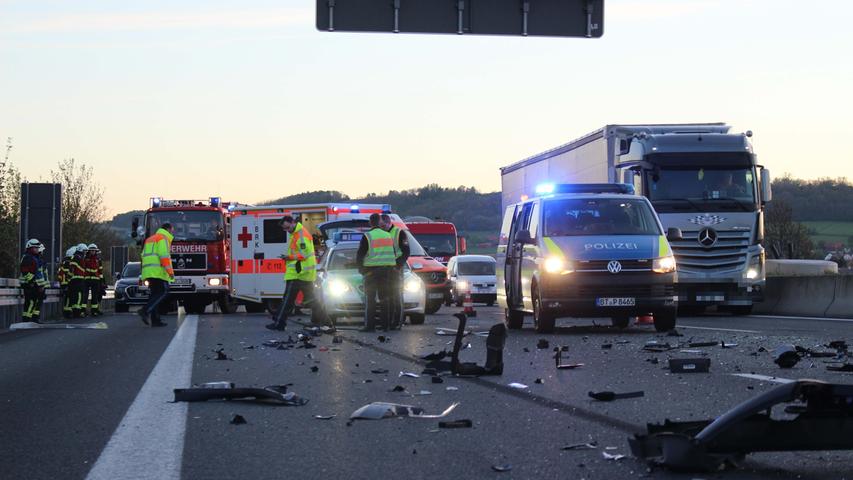 Sekundenschlaf auf A9: Autofahrer fährt bei Bayreuth auf Lkw auf