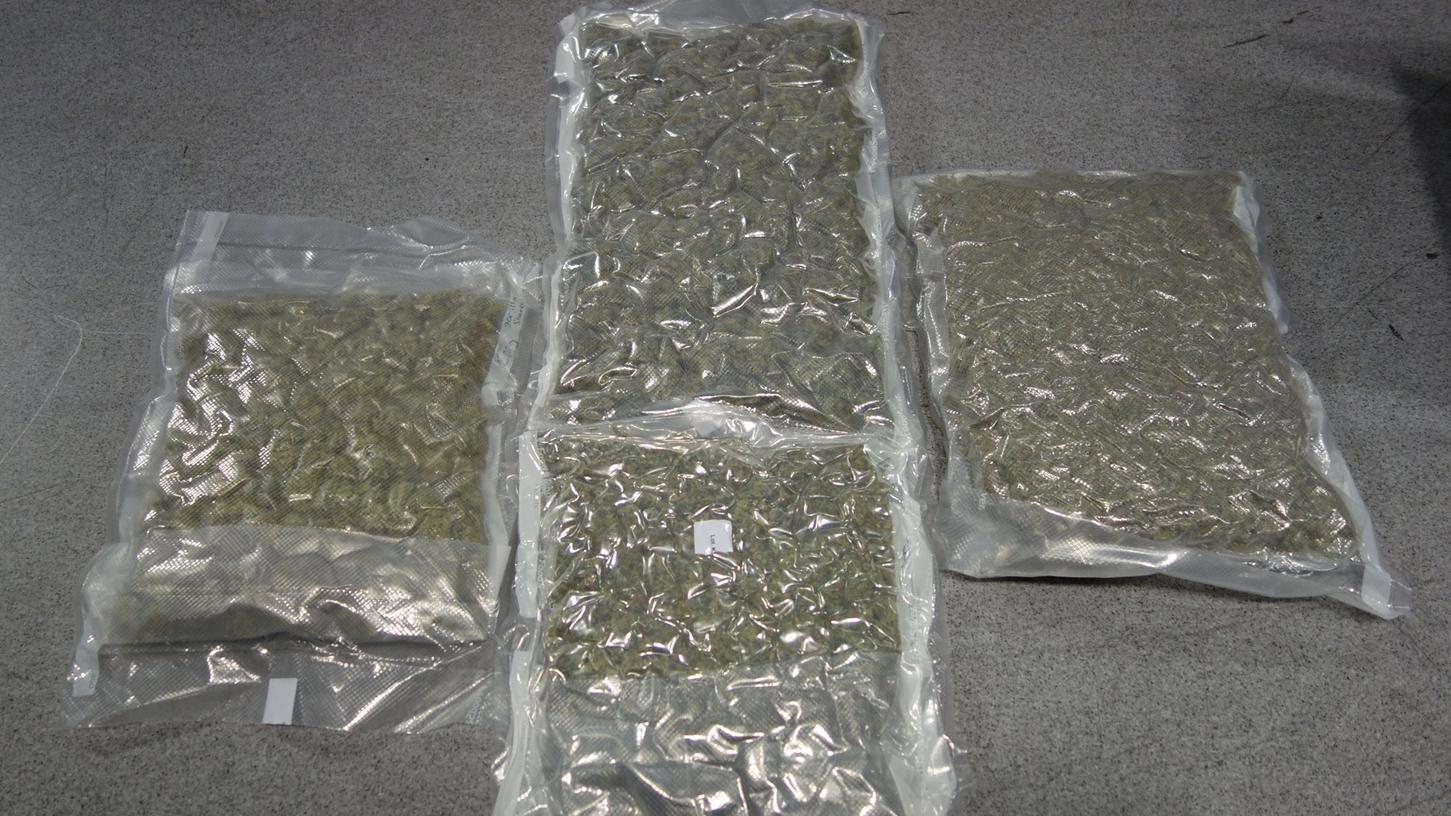 Diese Päckchen mit Marihuana hat der Nürnberger Zoll in einem Paket-Verteilzentrum sichergestellt.