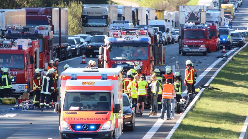 Auf Lkw aufgefahren: Drei Schwerverletzte auf A9 bei Plech