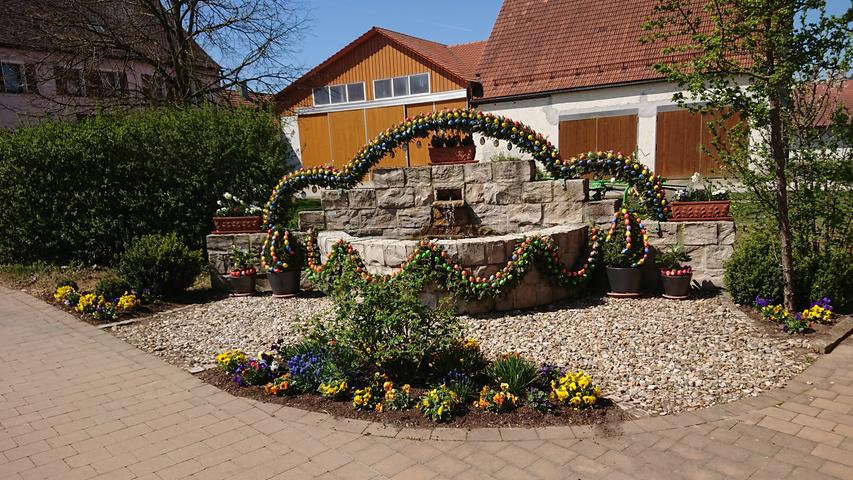 Der Osterbrunnen in Kemmathen bei Hiltpoltstein wurde feierlich mit farbenfrohen Eiern geschmückt.