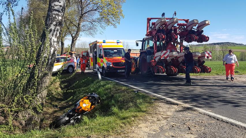 Motorradfahrer prallt gegen Traktor und wird schwer verletzt
