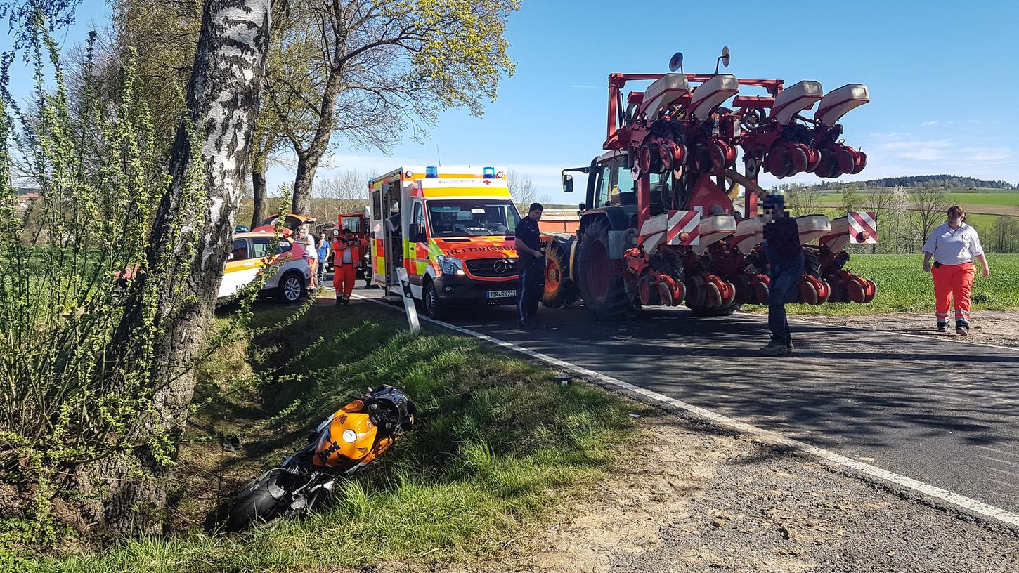 Ein 29-jähriger Biker prallte auf der Staatsstraße bei Neualbenreuth mit einem Traktor zusammen. Er erlitt schwere Verletzungen.