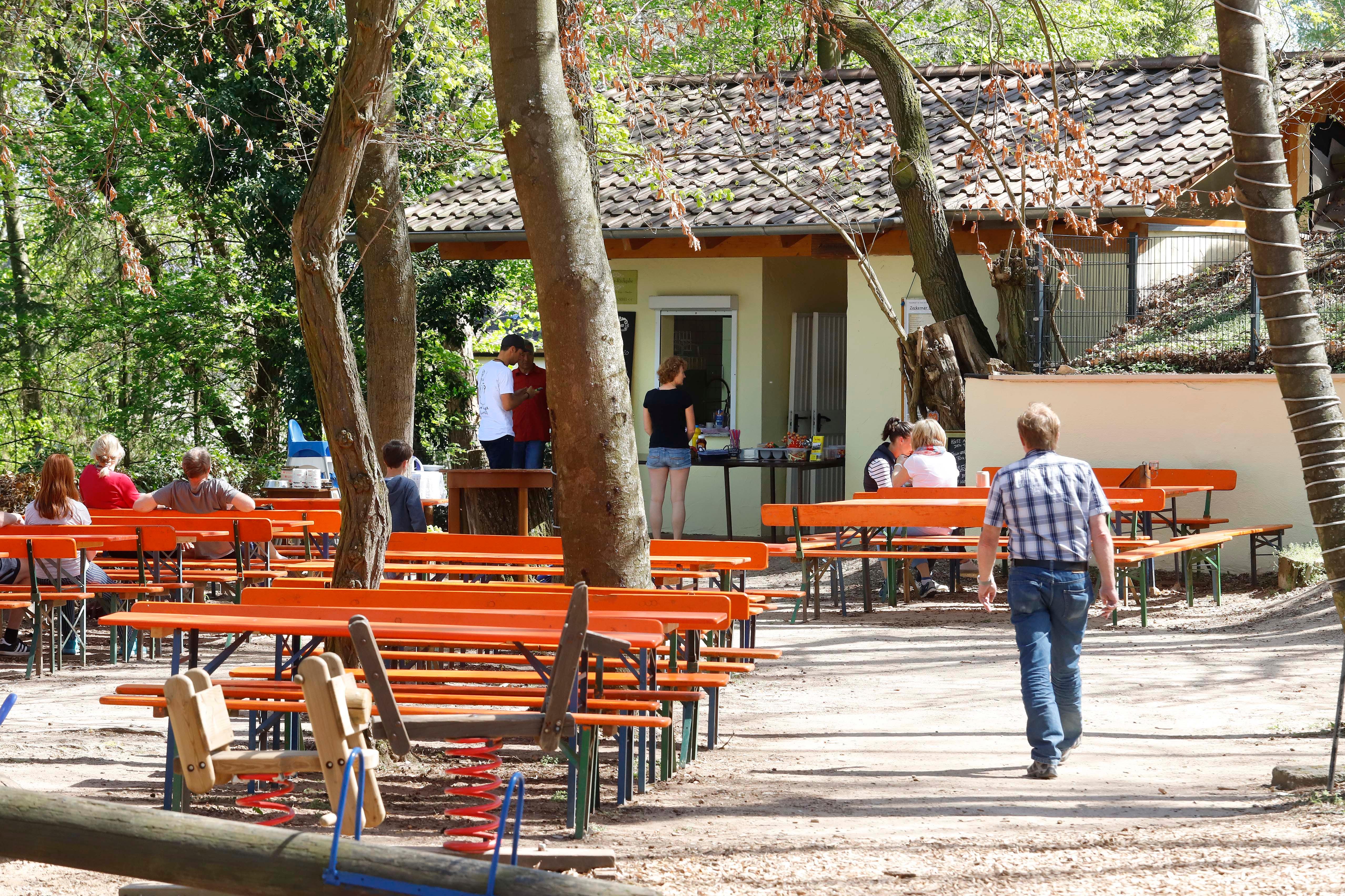 Der Zeckerner Bierkeller ist ein beliebtes Einkehrziel für Wanderer und Radfahrer. Der Biergarten im Aischgrund hat eine lange Tradition, dort genossen bereits in den 1860er Jahren Gäste ihr Bier rund ihre Brotzeit. Die Erfahrung hat sich bei den Gästen bewährt, sie voteten den Bierkeller auf Platz 16.