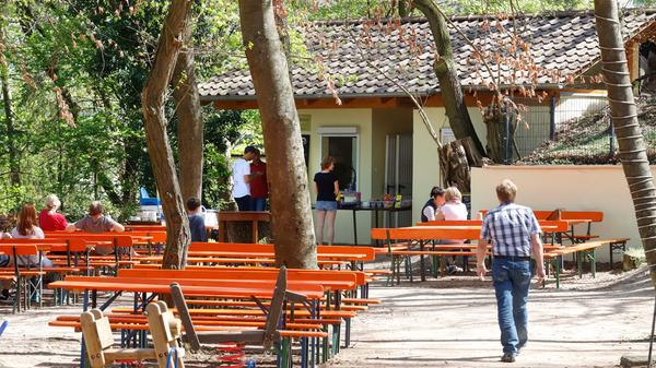 Der Zeckerner Bierkeller ist ein beliebtes Einkehrziel für Wanderer und Radfahrer. Der Biergarten im Aischgrund hat eine lange Tradition, dort genossen bereits in den 1860er Jahren Gäste ihr Bier rund ihre Brotzeit. Die Erfahrung hat sich bei den Gästen bewährt, sie voteten den Bierkeller auf Platz 16.