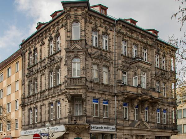 Leicht lädiert, aber noch immer prunkvoll präsentiert sich das Seifenzahnhaus am Jakobsplatz 3 in unseren Tagen.