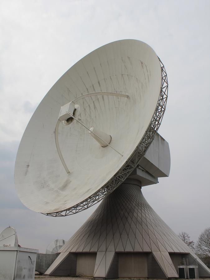 Die größten Antennen reichen bis in eine Höhe von 42 Metern. Sie wurden noch von der Deutschen Bundespost installiert, die den Standort 1985 in Betrieb genommen und (später dann als Deutsche Telekom) bis zur Schließung im Jahr 2000 genutzt hat. Seit dem Jahr 2002 hat der US-Konzern Intelsat hier das Sagen.