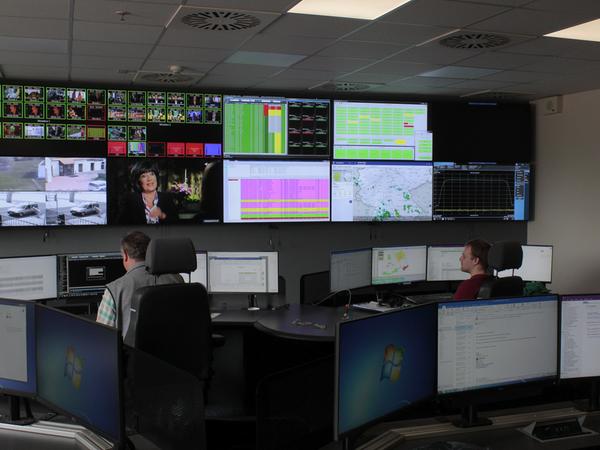 Im Kontrollraum in Fuchsstadt werden der Satellitenfunk, die einzelnen Parabolantennen und die Datenübertragungen überwacht.