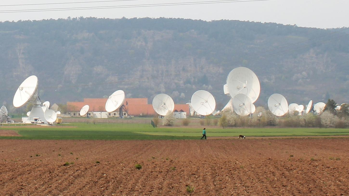 80 riesige Parabolantennen für den Satellitenfunk erheben sich im Saaletal bei Hammelburg. Die größten von ihnen sind 42 Meter hoch und haben einen Spiegeldurchmesser von 32 Metern.