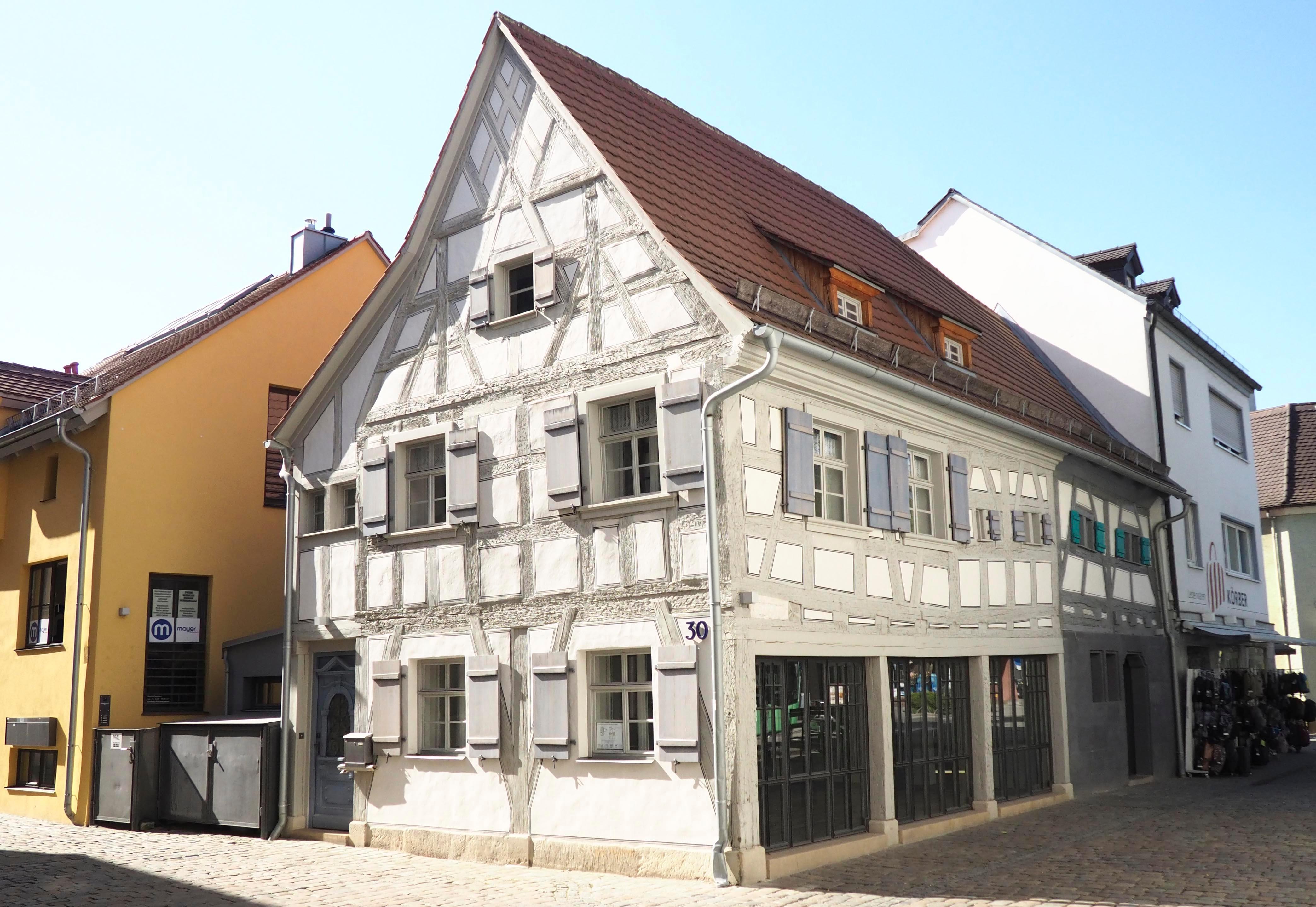 Das älteste Haus Forchheims ist die Hornschuchallee 30. Die schmale Nordhälfte stammt von 1341/134, der südliche Bau von 1543. Von 1561 bis 1690 befand sich hier Lederer- und Rotgerberhandwerk. Ab 1869...