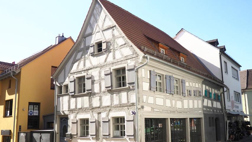 Das älteste Haus Forchheims ist die Hornschuchallee 30. Die schmale Nordhälfte stammt von 1341/134, der südliche Bau von 1543. Von 1561 bis 1690 befand sich hier Lederer- und Rotgerberhandwerk. Ab 1869...