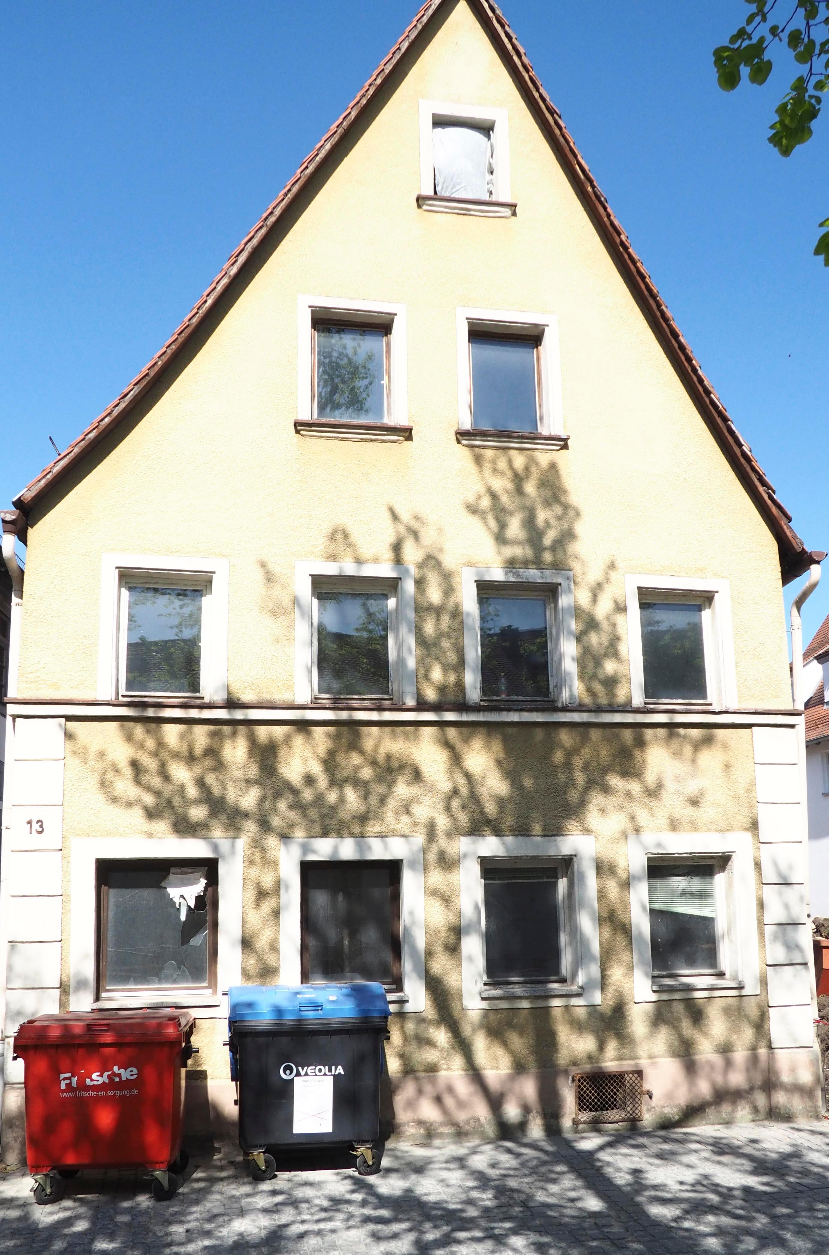 Aus der Zeit um 1345 stammt das Vorderhaus der Wiesentstraße 13, das Hinterhaus aus der Zeit um 1391. Laut Hausforschung handelt es sich um ein Wirtschaftsgebäude, das in ein Wohnhaus umgebaut wurde. Während des Dreißigjährigen Kriegs...