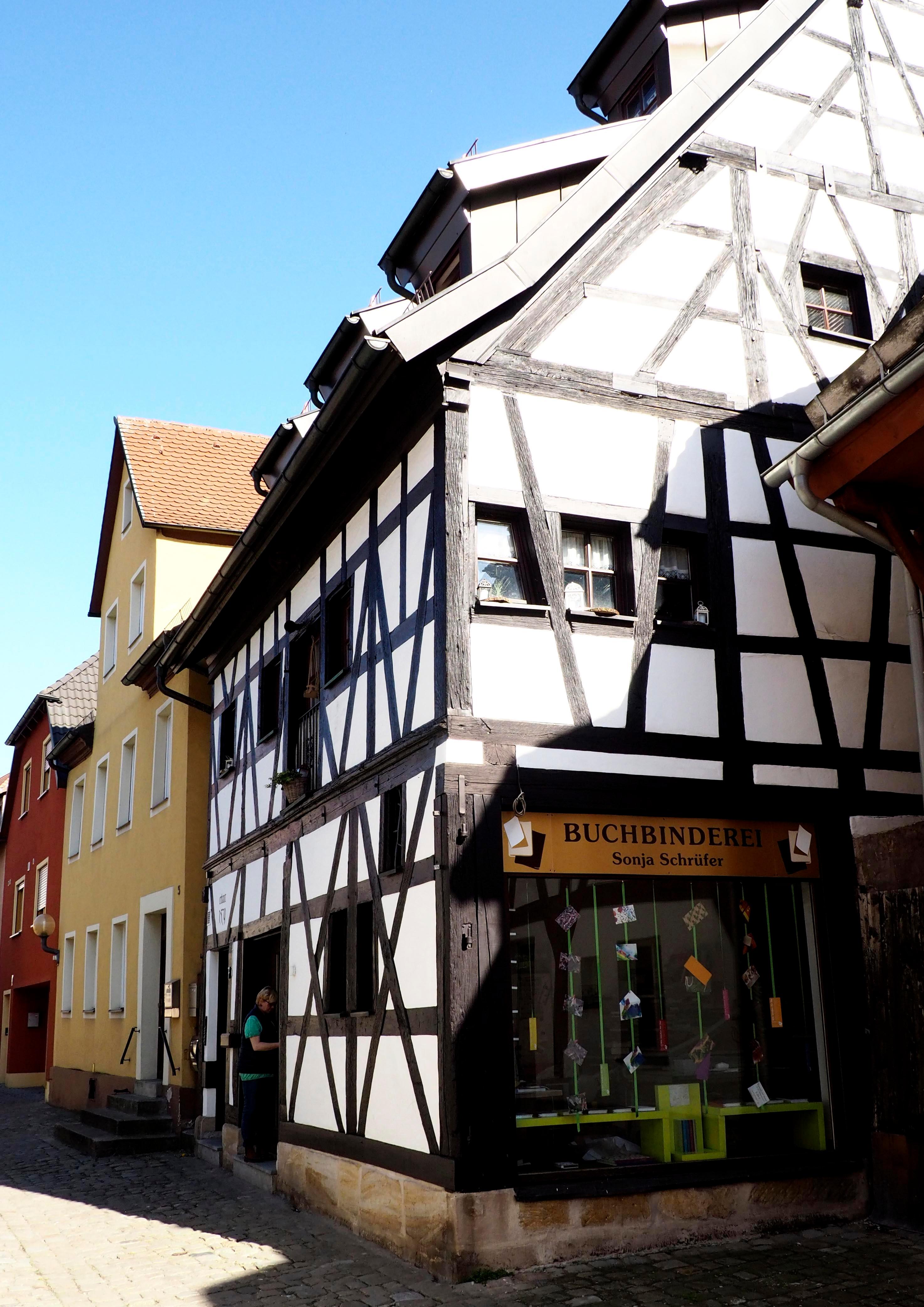 ... die Prediger. 1637 wurde das Haus an bürgerliche Einwohner verkauft. Erst seit 1899 trägt das Gässchen seinen heutigen Namen, vorher hieß es Hundsgasse.