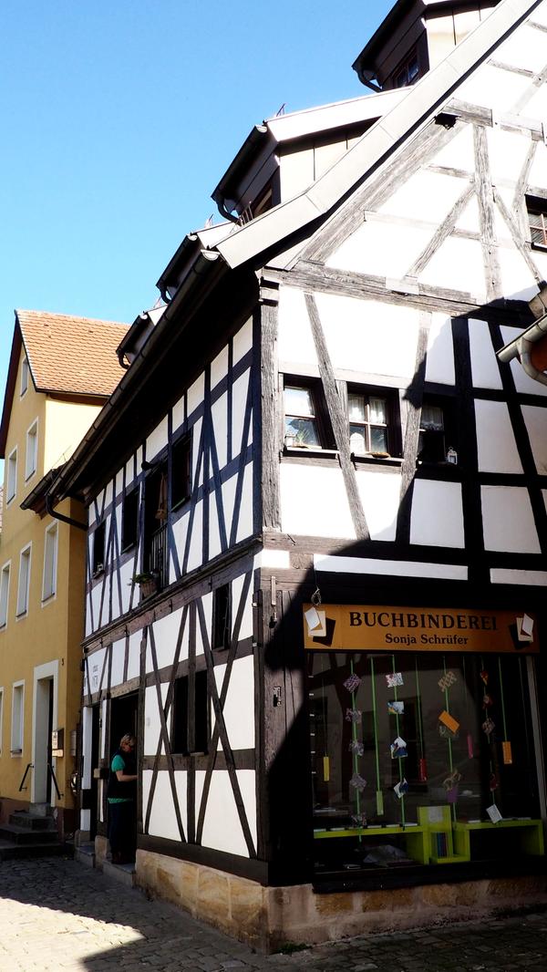 ... die Prediger. 1637 wurde das Haus an bürgerliche Einwohner verkauft. Erst seit 1899 trägt das Gässchen seinen heutigen Namen, vorher hieß es Hundsgasse.