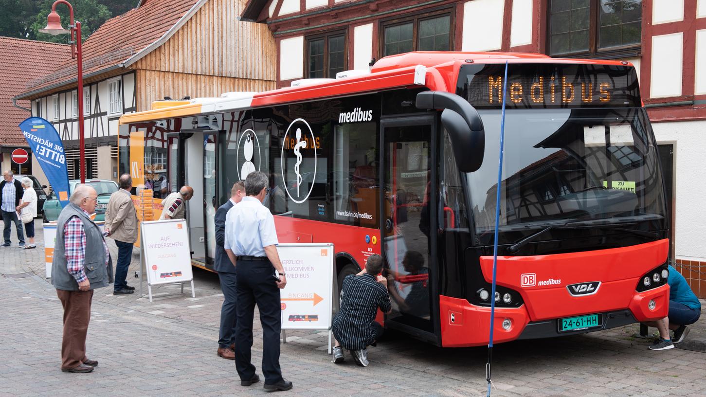 Der "Medibus" ist als mobile Arztpraxis gedacht. In Hessen ist ein Bus bereits seit Juli 2018 unterwegs.