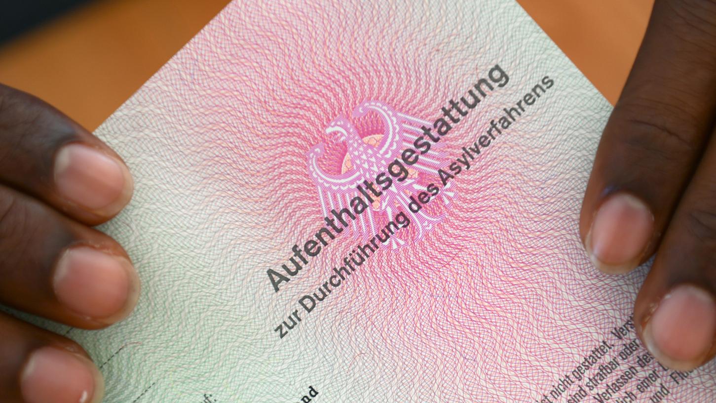 Jeder zweite Deutsche hat gegenüber Asylbewerbern Vorbehalte. Jeder zweite Deutsche hat gegenüber Asylbewerbern Vorbehalte.