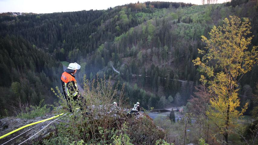 Steilhang in Flammen: Bergwacht seilt Feuerwehr in Oberfranken ab