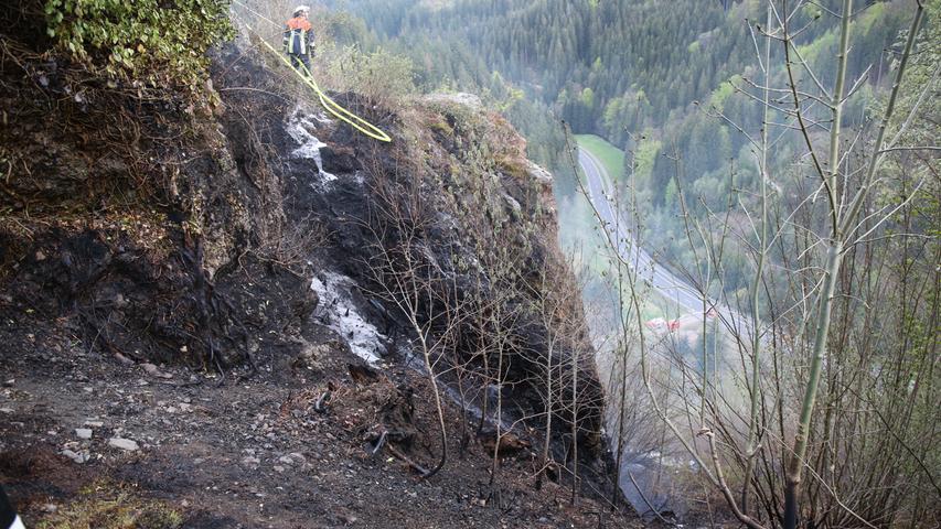 Steilhang in Flammen: Bergwacht seilt Feuerwehr in Oberfranken ab