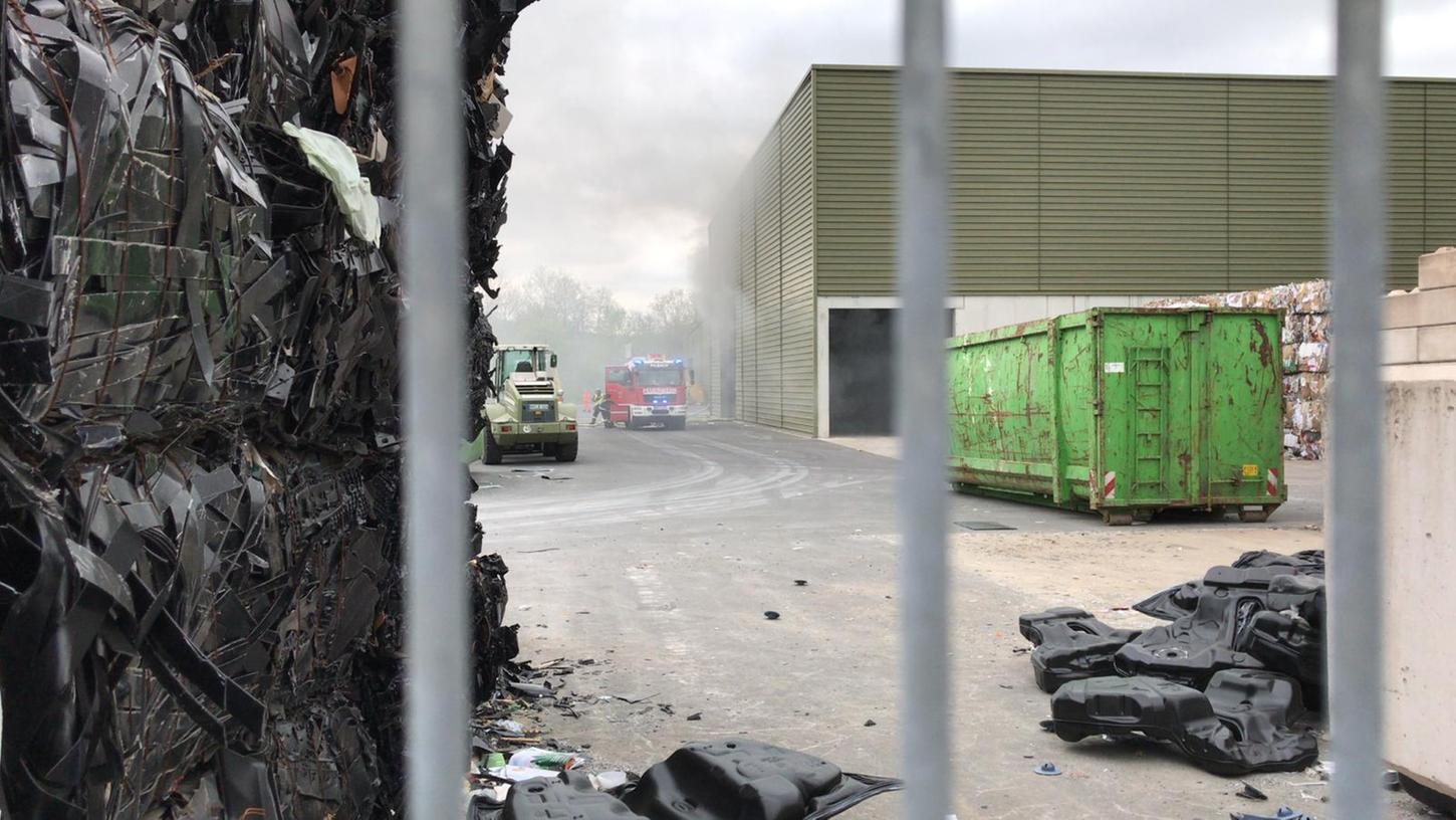 Feuer im Papierlager: Großeinsatz der Feuerwehr in Pilsach