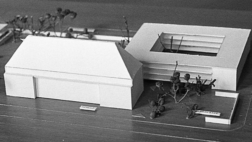 Im Modell ist das neue Zentrum der Blindenanstalt schon fertig. Im Vordergrund steht das Verwaltungsgebäude, das umgebaut werden muß, dahinter hebt sich der Atriumbau des Wohnheims ab.
 Hier geht es zum Artikel vom 29. April 1969: Mehr Raum für Blinde