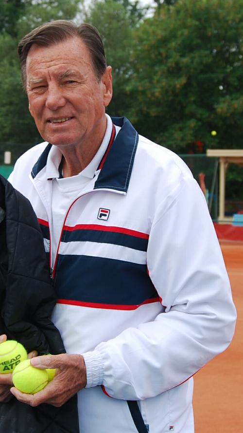 Der ehemalige jugoslawische Weltklassespieler Niki Pilic, inzwischen als Trainer im Geschäft, wurde auf der Forchheimer Anlage schnell erkannt.