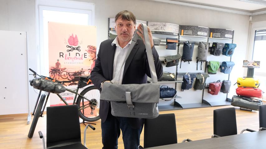 Geschäftsführer des Radtaschenfabrikanten Ortlieb, Jürgen Siegwarth, zeigt die Neuheiten des Hauses.