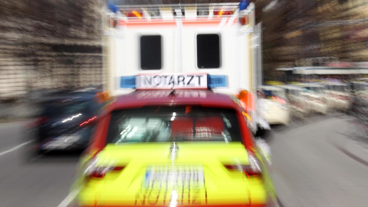 Rettungssanitäter und ein Notarzt sind unterwegs zu einem Unfall. Solche Einsätze sind bundesweit ein milliardenschwerer Markt. Allein in Bayern geben die Krankenkassen dafür insgesamt 700 Millionen Euro aus.