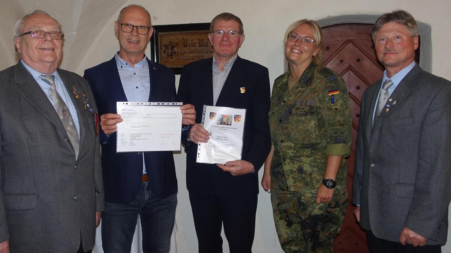 Peter Braun erhält Ehrennadel der Reservisten