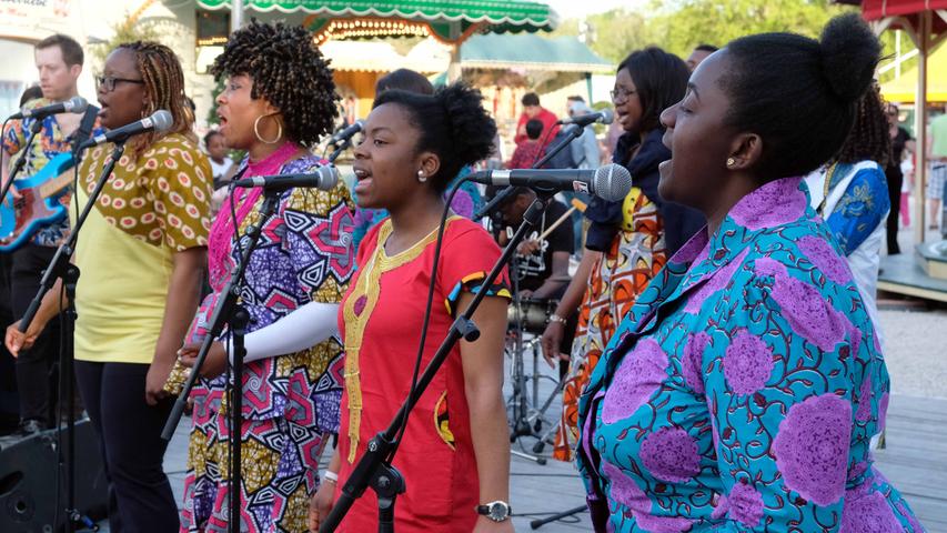 Buschtrommler und Folklore: Frühlingsfest wird zum Afrika-Tempel