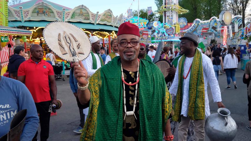 Buschtrommler und Folklore: Frühlingsfest wird zum Afrika-Tempel