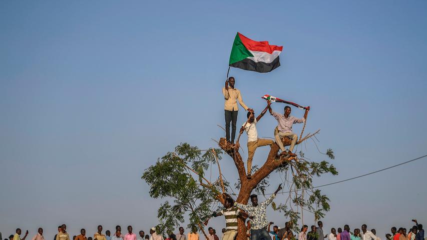 Sudanesen versammelten sich zu einem Marsch auf das Militär-Hauptquartier nahe Khartum. Die Proteste richten sich gegen die Militärjunta. In Spruchchören forderten tausende Menschen nach dem Freitagsgebet die Bildung einer zivilen Regierung.