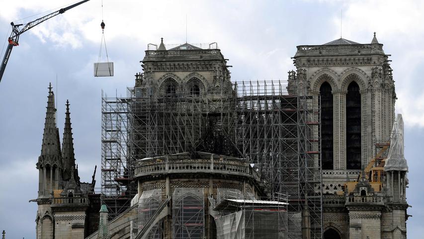 Nach dem verheerenden Brand von Notre Dame in Paris werden die Wände mit Panelen vor weiterem Einsturz gesichert. Staatspräsident Emmanuel Macron hatte angekündigt, Notre-Dame solle in fünf Jahren wieder aufgebaut sein. Deutsche spenden bisher wenig für den Wiederaufbau der grandiosen Kathedrale.