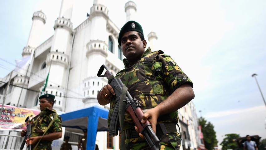 Nach den Bombenserien: In Sri Lankas Hauptstadt Colombo sichert ein schwer bewaffneter Soldat das Gelände um eine Moschee. Selbstmordattentäter hatten sich am Ostersonntag in drei Kirchen in mehreren Städten und drei Luxushotels in die Luft gesprengt. Einige Stunden später explodierten zwei weitere Bomben.
