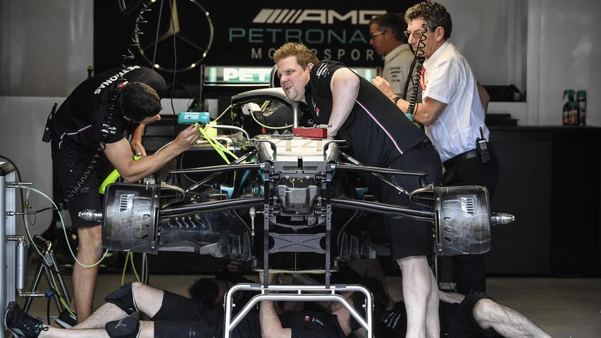 Auf zum Duell mit Vettel: Techniker von Mercedes schieben Lewis Hamiltons Wagen vorwärts beim Formel-1-Grand Prix in Baku, Aserbaidschan. Zuvor hatte ein schlecht befestigter Gullydeckel auf der Rennstrecke einen schlimmen Unfall verursacht.