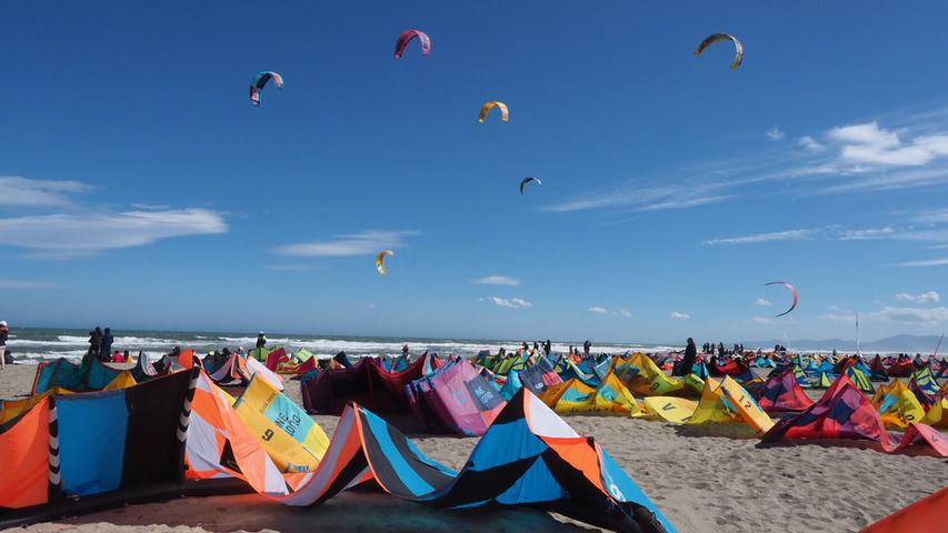 Welttreffen der Elite der Kitesurfer an der französischen Mittelmeerküste in Port-Leucate. Dort liefen unter dem Motto "Wind der Welt" die Vorbereitungen für den Weltcup im Kitesurfing  Freestyle.