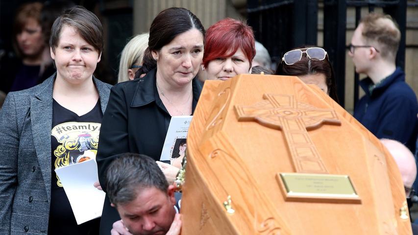 Die getötete Journalistin Lyra McKee in Nordirland wird zu Grabe getragen (links ihre Partnerin Sara Canning). Ein Fanatiker ermordete die Frau mit einem Kopfschuss.