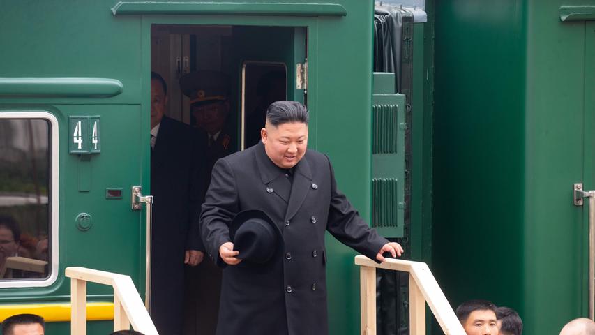 Staatsbesuch für Wladimir Putin: Kim Jong Un, Staatschef von Nordkorea, steigt aus seinem privaten gepanzerten Zug bei der russischen Grenzstadt Khasan. Die nächste Station für "inhaltsvolle" Gespräche mit dem russischen Präsidenten war Wladiwostok.