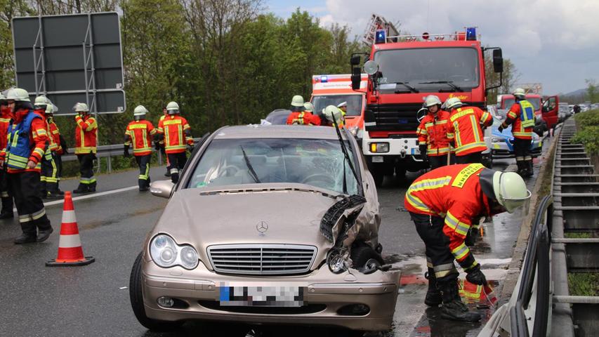 Schwerer Unfall auf der A3:  Mercedes und Bus kollidieren nahe Neumarkt