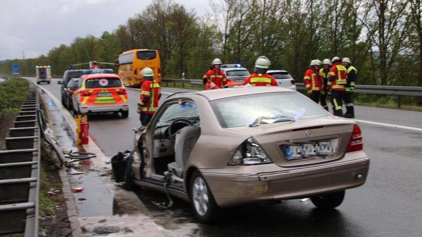 Schwerer Unfall auf der A3: Mercedes und Bus kollidieren nahe Neumarkt