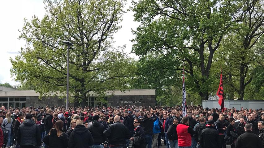 Rot-Schwarzer Marsch: Die Club-Fans ziehen zum Stadion