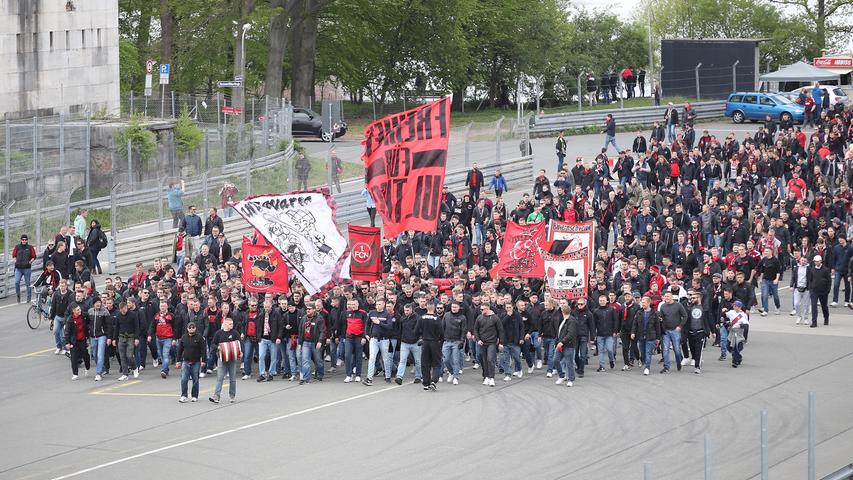 Rot-Schwarzer Marsch: Die Club-Fans ziehen zum Stadion