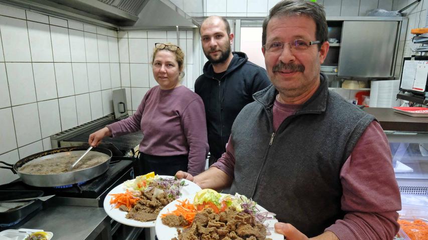 Ein ganz besonderer Imbiss ist das "Edirne  Tava Cigeri" von Durmaz Cengiz und seiner Frau. Hier gibt es nur ganz zarte, in Streifen geschnittene, ausgebackene Leber. Köstlich. Und Köfte, die türkischen Frikadellen.
