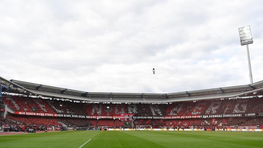 Kein Spitzen-Wetter, aber immerhin blieb es am Sonntag trocken, als die Fans des 1. FC Nürnberg in Richtung Max-Morlock-Stadion marschierten . Im Stadion angekommen...